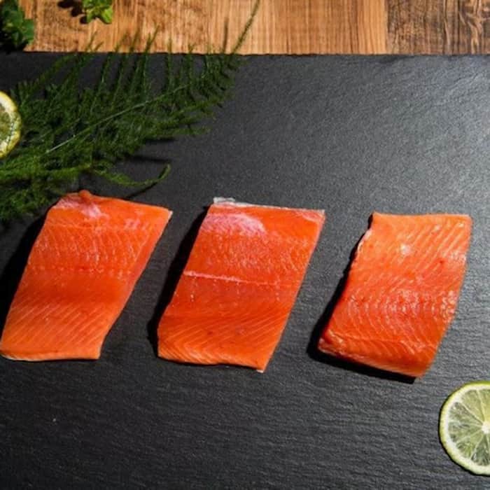 ひらつか漁業　お魚定期便内容例鮭(公式サイトの画像引用)