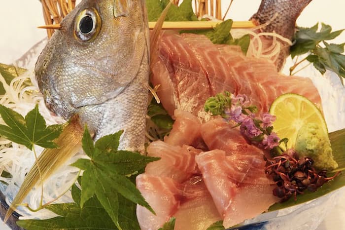 フィッシャーマンズワーフ白浜の定期便で届くイサキの姿造り(公式サイトの画像引用)