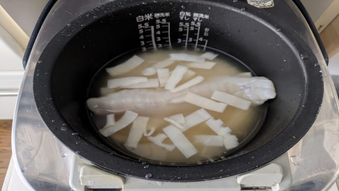 ふぐの炊き込みご飯の材料を炊飯器に全て入れる